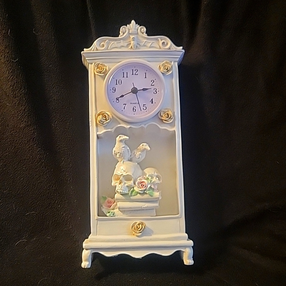 Skull and raven clock